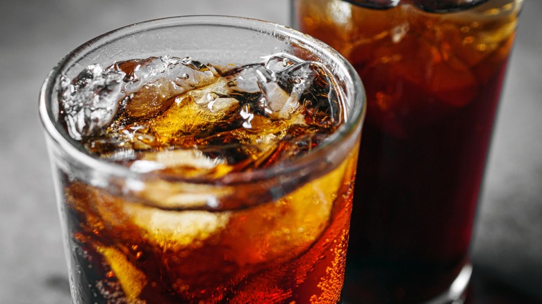 cups of effervescent soft drinks