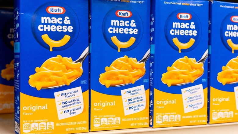 boxes of kraft macaroni and cheese at grocer