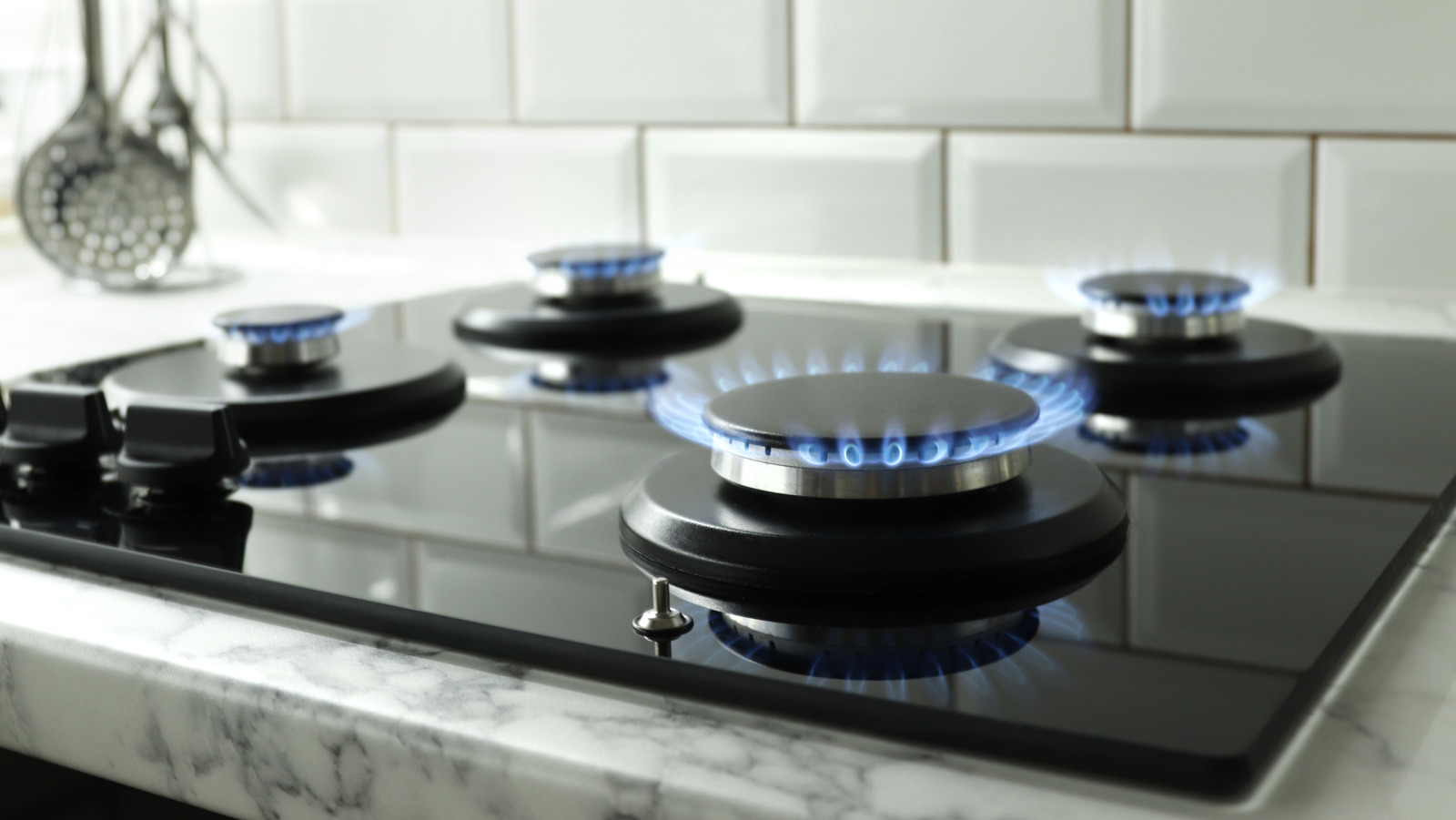 Why It's Better To Use The Back Burners On Your Stove, According
