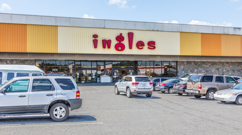 a north carolina ingles grocery store as seen from outside