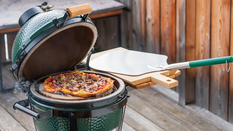Grilling pizza on a Big Green Egg