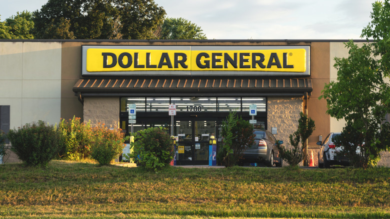 Exterior of Dollar General store.
